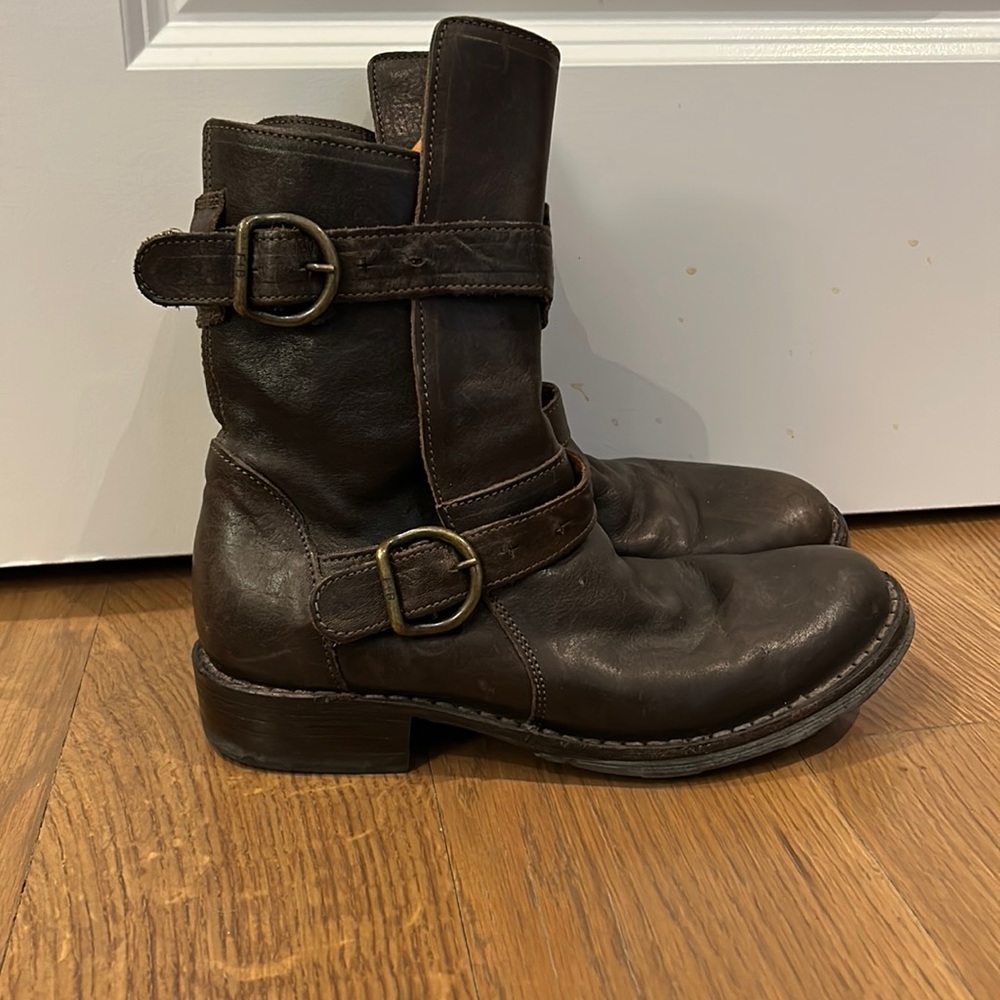 Buckled brown boots, size 6